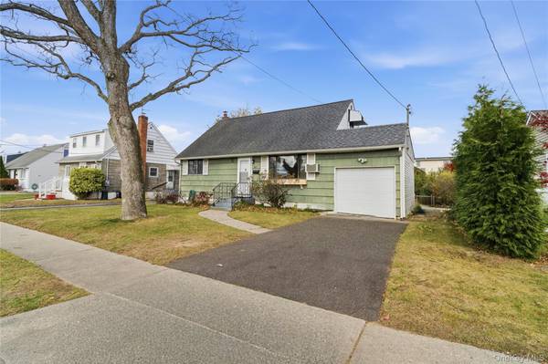 207 N Nassau AVE, Massapequa, NY 11758