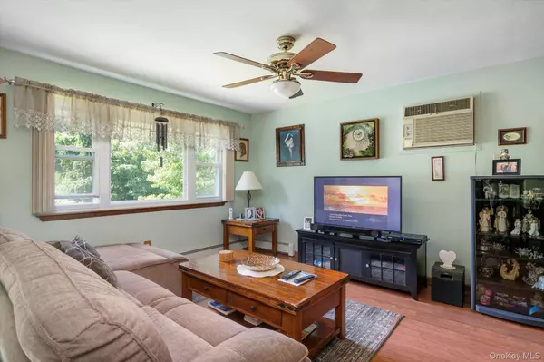 Shirley, NY 11967,588 Boxwood DR