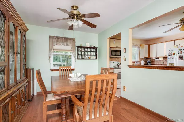 Shirley, NY 11967,588 Boxwood DR