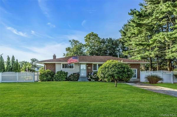 425 14th ST, West Babylon, NY 11704