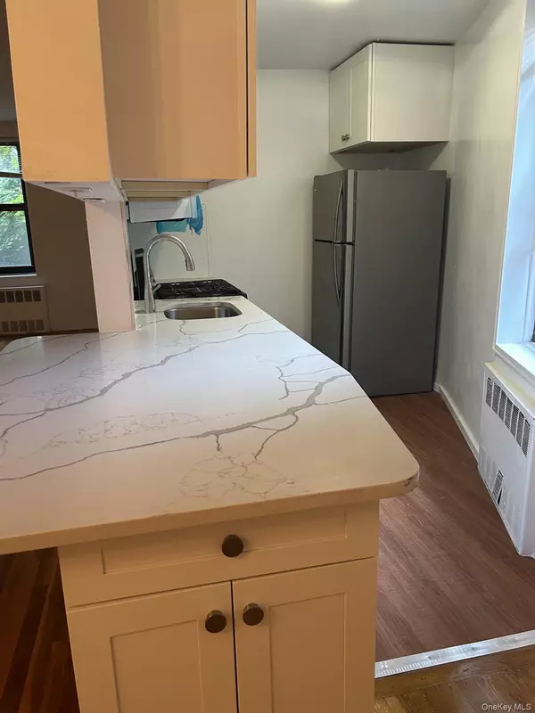 Douglaston, NY 11363,43-25 Douglaston Pkwy #2D