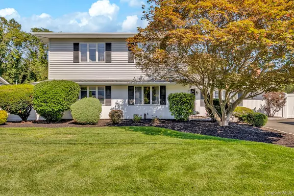 23 Allegheny DR, Farmingville, NY 11738