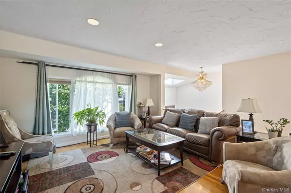 Merrick, NY 11566,2998 Joyce LN