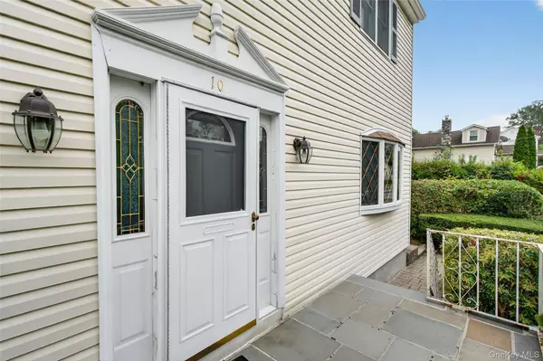 Carmel, NY 10512,10 Heathcote RD