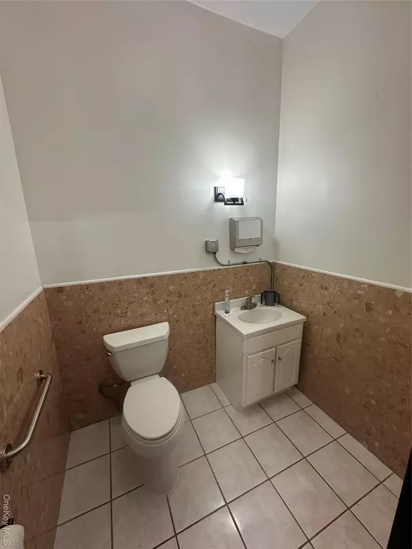 Rockville Centre, NY 11570,202 Merrick RD #3