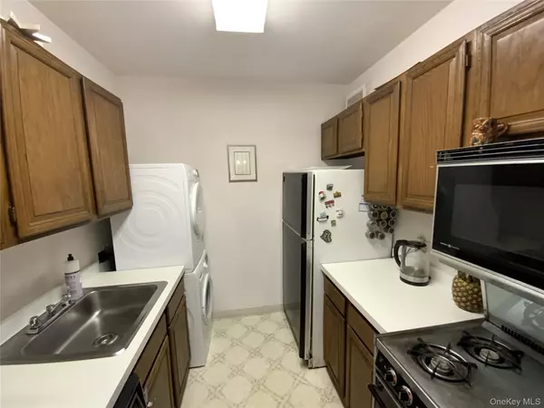 Floral Park, NY 11005,27110 Grand Central Pkwy #7Y