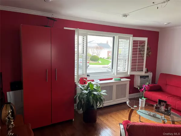 Valley Stream, NY 11580,1084 Fenwood DR #1