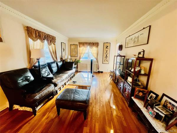 Bayside, NY 11361,35-27 203rd ST