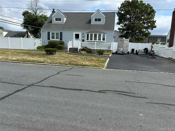 Lindenhurst, NY 11757,957 N Fulton AVE