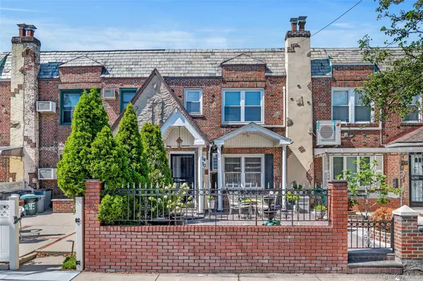 64-30 83rd PL, Middle Village, NY 11379