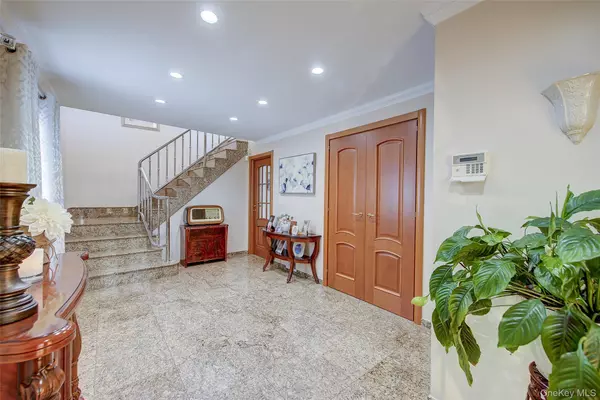 Howard Beach, NY 11414,81-03 161st AVE