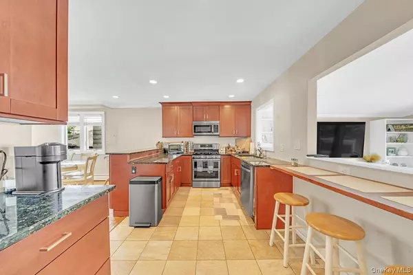 Babylon, NY 11702,11 Nereid PL