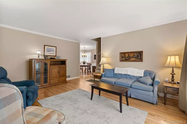 Huntington Station, NY 11746,3 Peartree LN