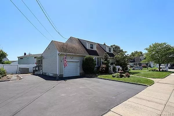Massapequa Park, NY 11762,1 Oakdale PL