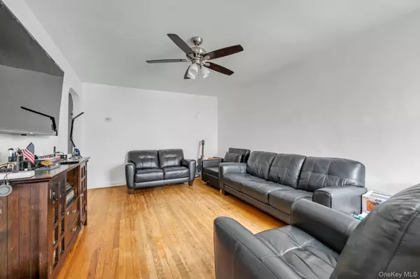 Bronx, NY 10469,2711 Young AVE