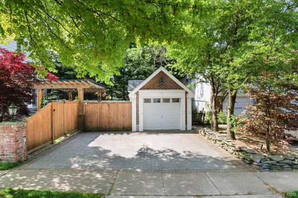 Oceanside, NY 11572,29 W Henrietta AVE