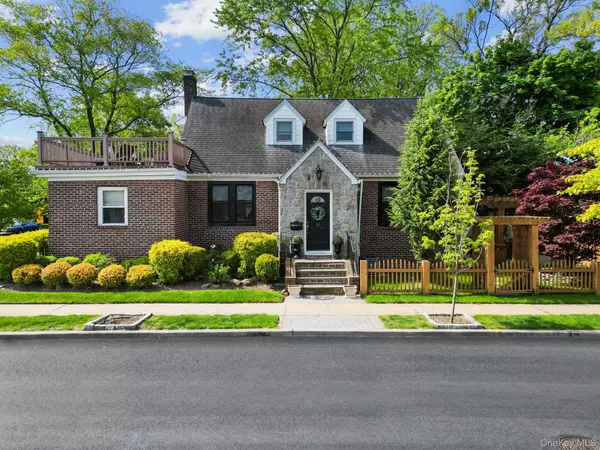 29 W Henrietta AVE, Oceanside, NY 11572