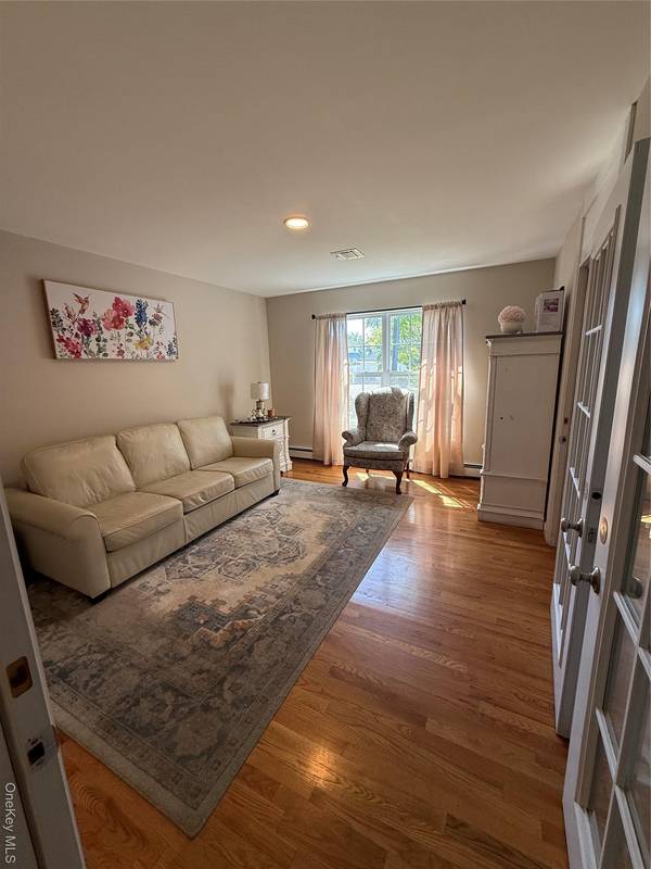 Bay Shore, NY 11706,5 Evans PL