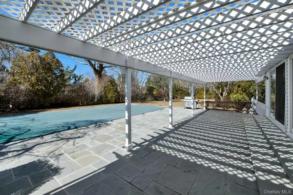 Remsenburg, NY 11960,94 S Country RD