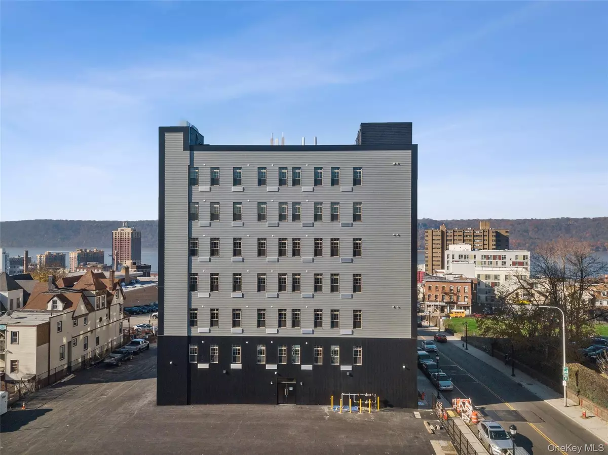 Yonkers, NY 10701,70A Ashburton AVE #2E