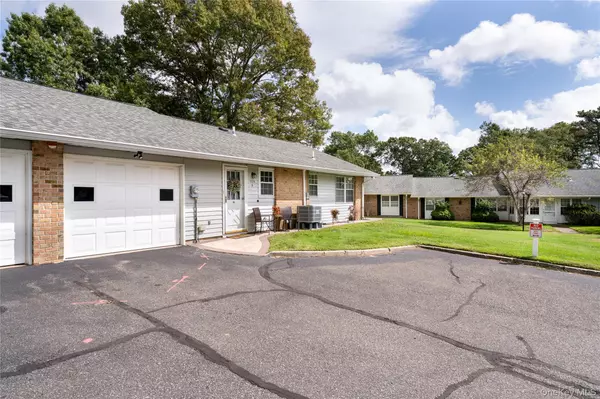 Ridge, NY 11961,329 Woodbridge DR #A