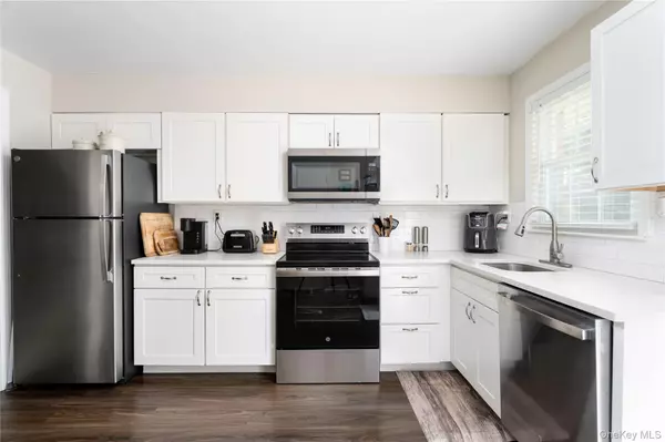 Ridge, NY 11961,329 Woodbridge DR #A