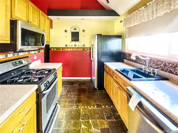 Centereach, NY 11720,23 Woods LN