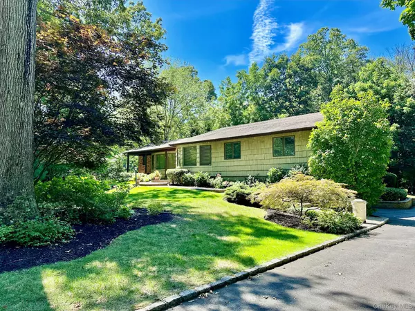 3 Chiswell DR, Melville, NY 11747