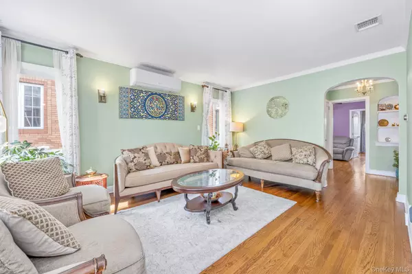 New Hyde Park, NY 11040,18 Rose LN