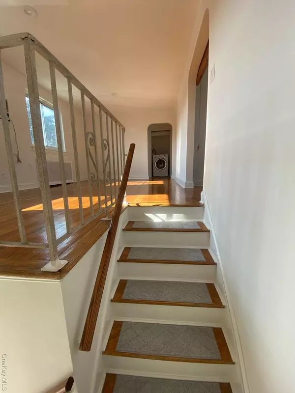 Glen Oaks, NY 11426,245-31B 76th AVE #31B