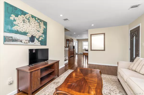 Massapequa Park, NY 11762,332 Eastlake AVE