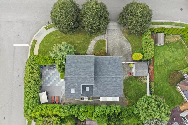 Syosset, NY 11791,52 Pickwick DR