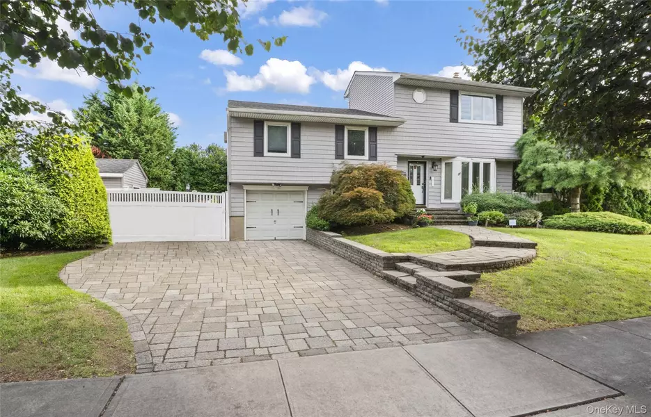 52 Pickwick DR, Syosset, NY 11791
