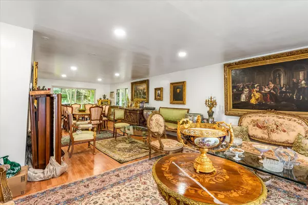 Great Neck, NY 11023,3 Hemsley LN