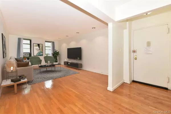 Briarwood, NY 11435,84-01 Main ST #221