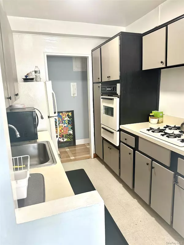 Jamaica Hills, NY 11432,89-15 PARSONS BLVD #9