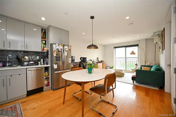 Ridgewood, NY 11385,6334 Fresh Pond RD #4G
