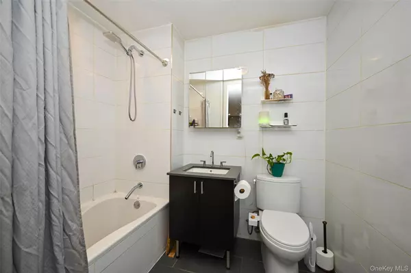 Ridgewood, NY 11385,6334 Fresh Pond RD #4G