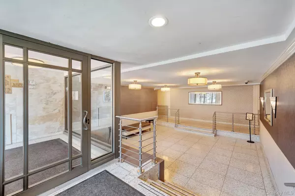 Briarwood, NY 11435,139-21 85th DR #5B