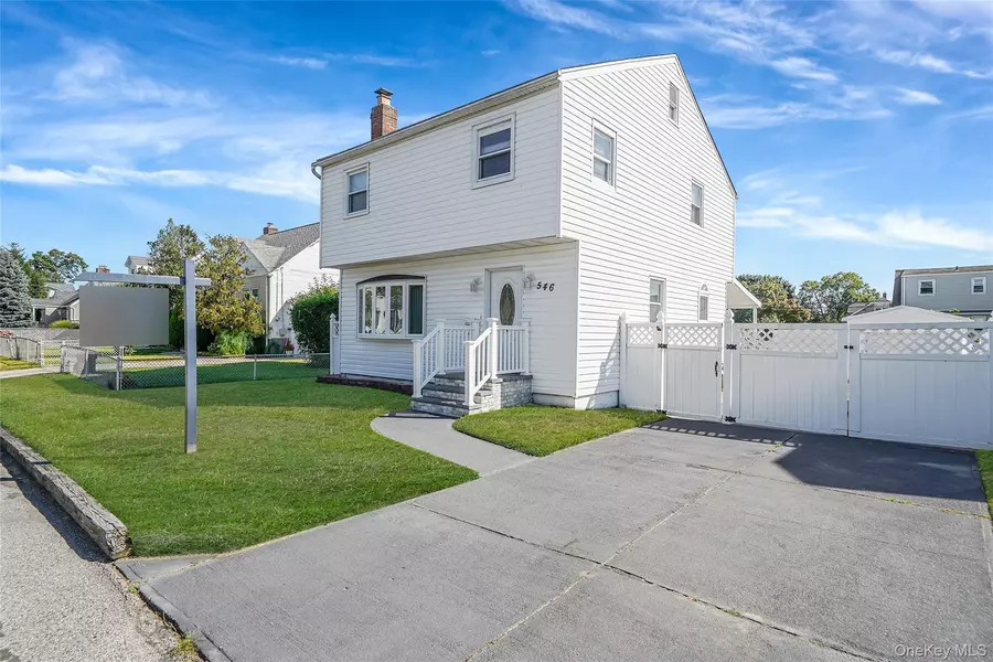 546 S Walnut ST, Lindenhurst, NY 11757