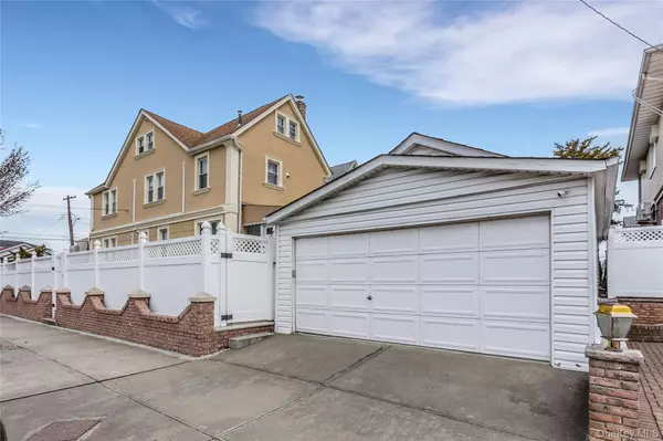 Howard Beach, NY 11414,98-02 161st AVE