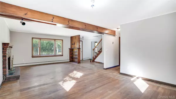 Springs, NY 11937,158 Woodbine DR