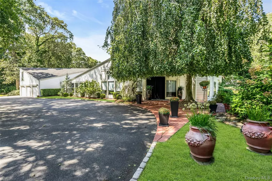 5 Carol LN, Upper Brookville, NY 11545