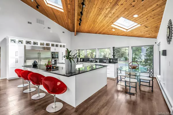 Upper Brookville, NY 11545,5 Carol LN