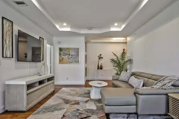 Westbury, NY 11590,323 Roosevelt WAY