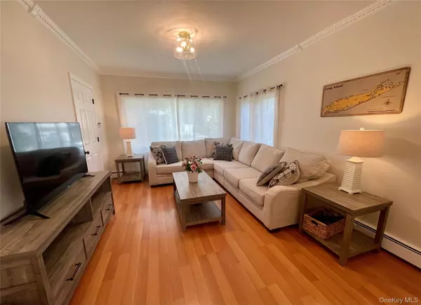 Farmingdale, NY 11735,32 Beechwood ST