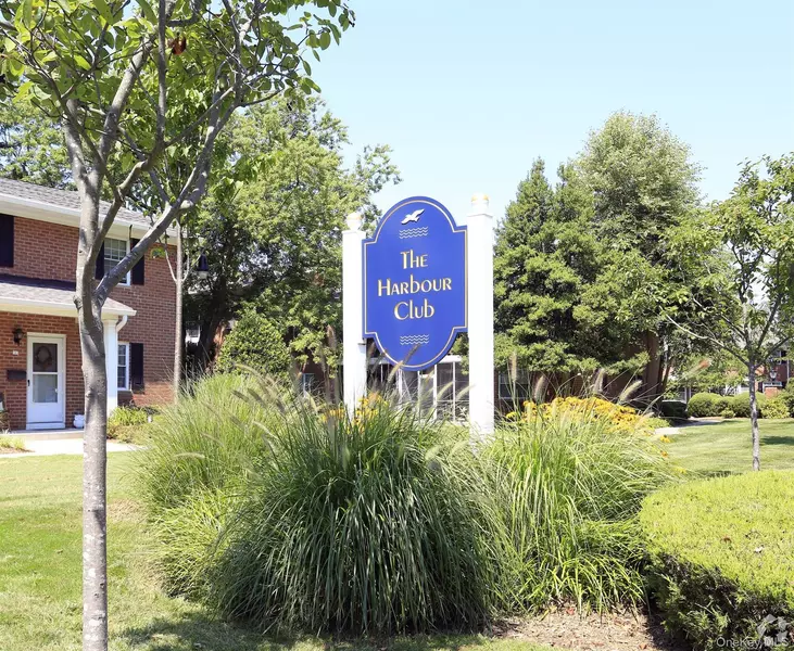 5 Captains DR, West Babylon, NY 11704