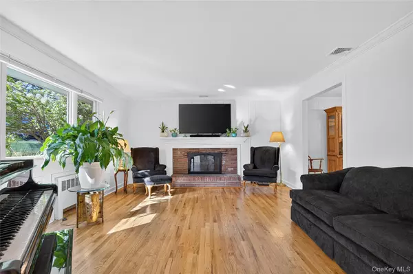 Centerport, NY 11721,176 Hoover PL