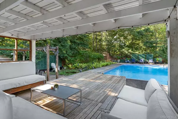 Springs, NY 11937,18 Glade RD