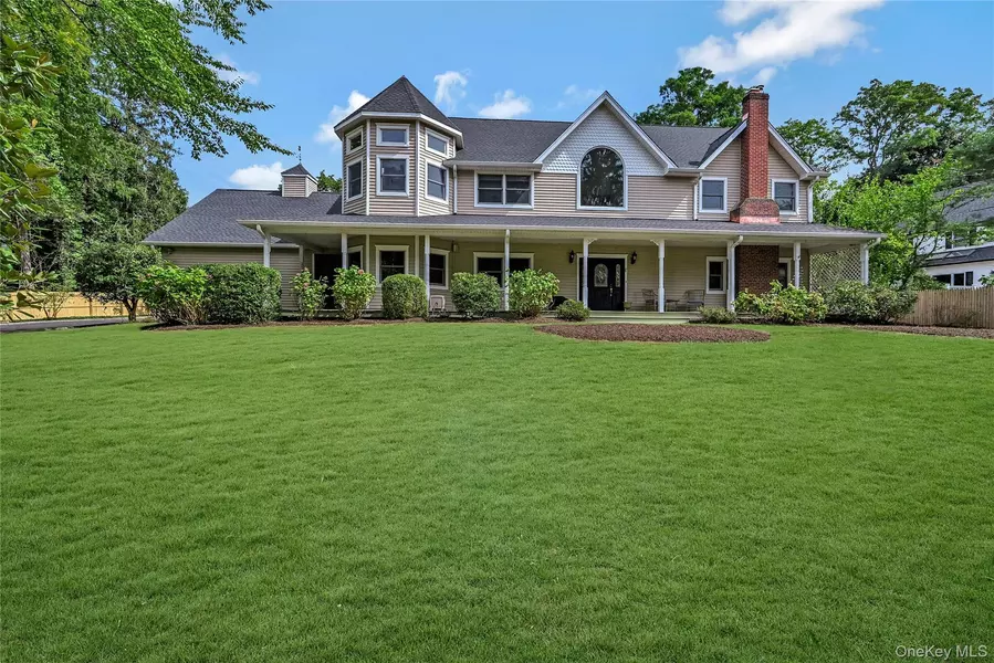 4 Skunk Hollow RD, Huntington, NY 11743